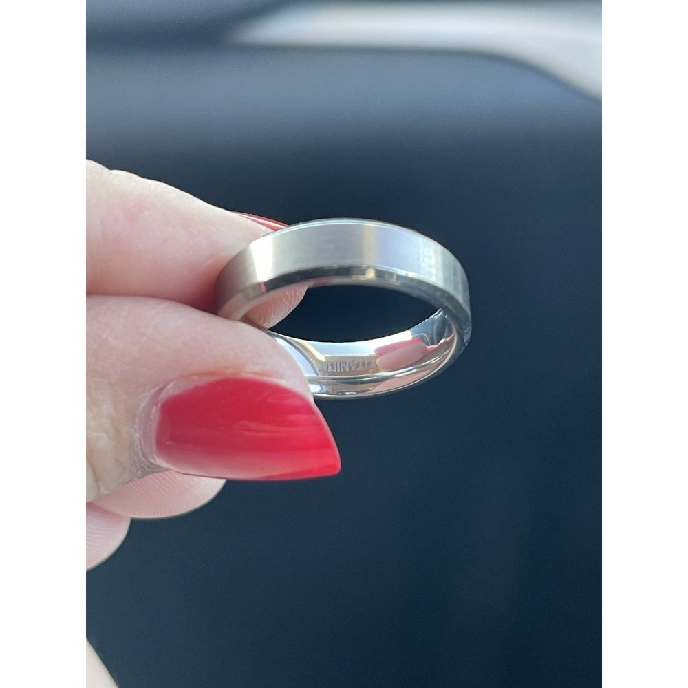 Tatinum‎ Size 8 Ring/ Band  Beveled Edge Color Silver, EUC Unisex